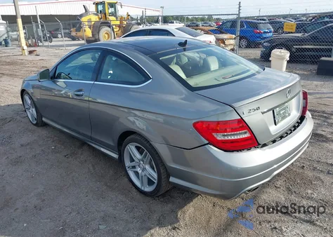 2012 Mercedes-Benz C 250 z USA, uszkodzony, nr VIN WDDGJ4HB5CF772865